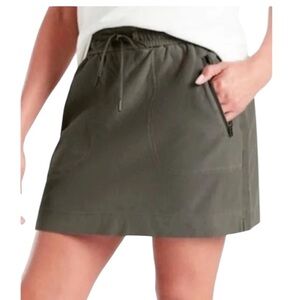 Athleta Farallon Skirt  Cypress Green Size 10 Zip Pockets Utility Gorpcore